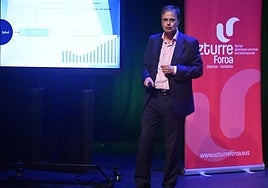 El Consejero de Salud, durante la presentación pública del proyecto del futuro hospital de Tolosa.