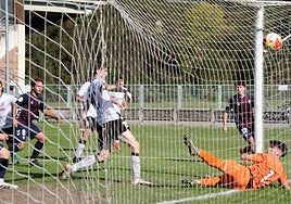 Unax Peinador abre el marcador adelantando al Zarautz frente al Eibar C en esta jugada de listo.