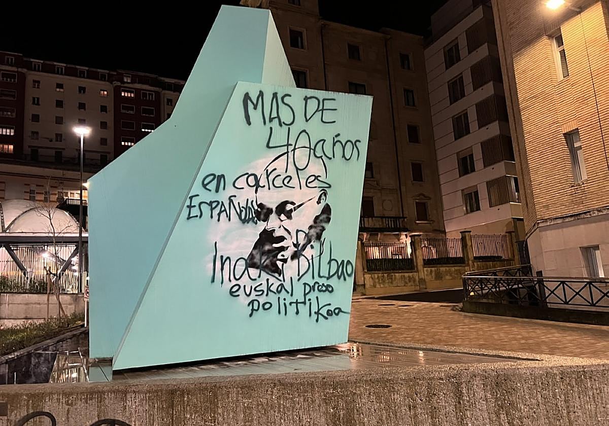 El monumento de Oteiza ha sido objeto de actos vandálicos.