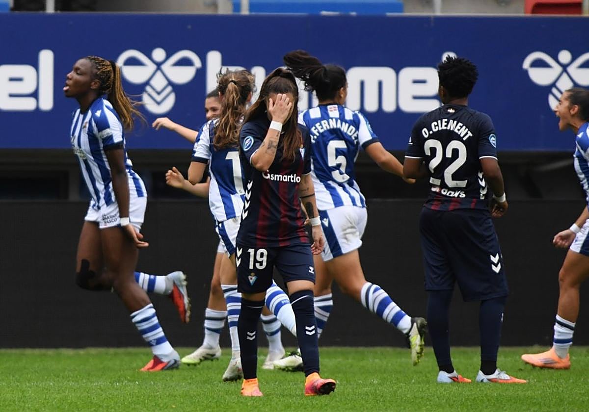Edna Imade celebra uno de sus dos goles en el derbi ante la frustración de las armeras, que aún no conocen la victoria en Ipurua.