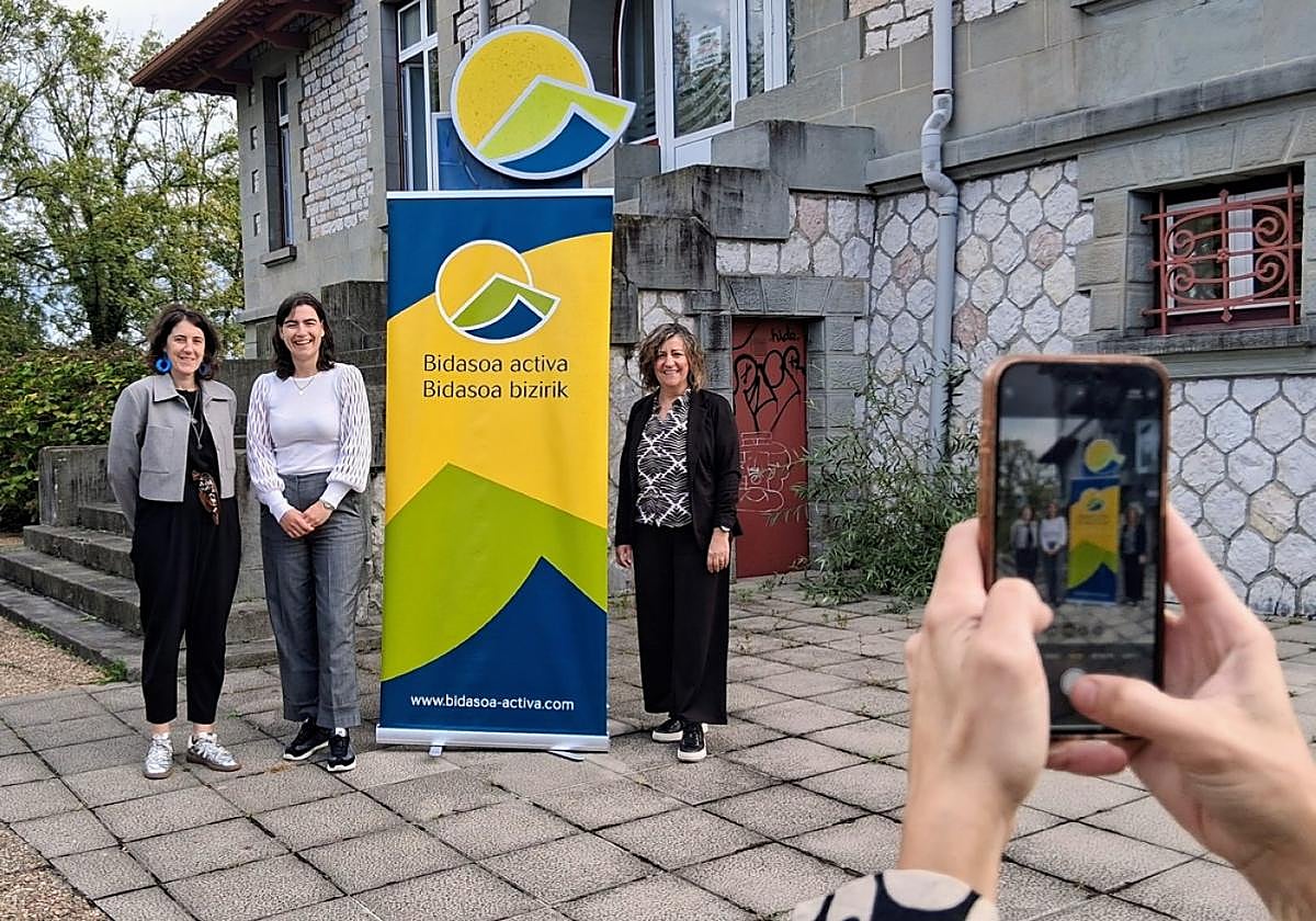 Estitxu Urtizberea, Nuria Alzaga y Eva Fernández, en el exterior de la sede de la agencia de desarrollo.