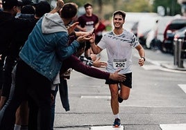 Un atleta saluda al público en una edición anterior de la prueba.