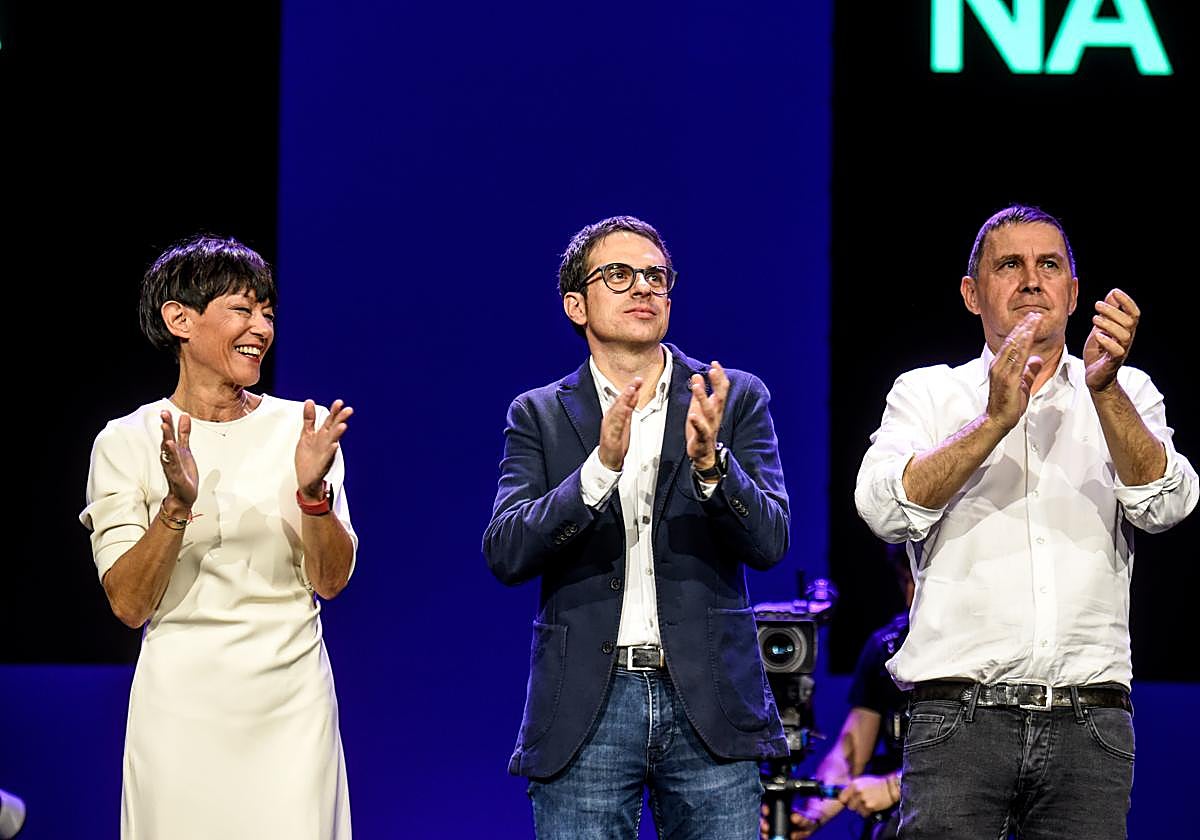 Maddalen Iriarte, Pello Otxandiano y Arnaldo Otegi.