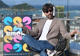 Luis Piedrahita, en la terraza del hotel Catalonia, con Donostia al fondo.