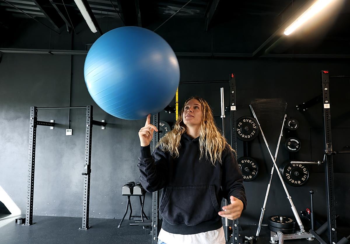 Robinson juega con una pelota de pilates en el centro Ammma, a donde acude el IDK para poner a puntosu condición física.