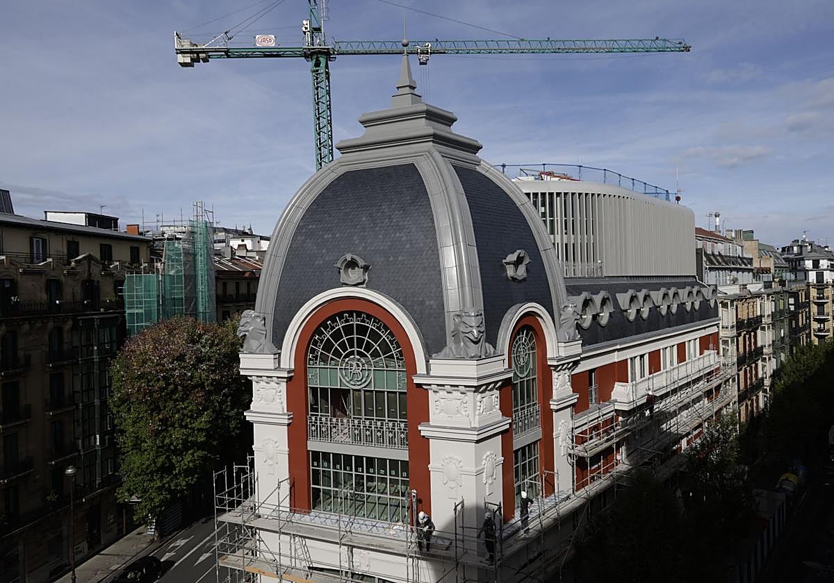 El Bellas Artes se ha liberado al fin de la lona que ocultaba el avance de las obras de rehabilitación a las que se somete desde hace años para transformarse en un hotel que explotará Hilton. Todavía faltan por retirar los andamios, pero ya puede apreciarse el resultado de la intervención.