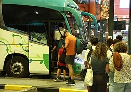 Varias personas acceden a un autobús de Lurraldebus en la estación de Atotxa durante el día de ayer.