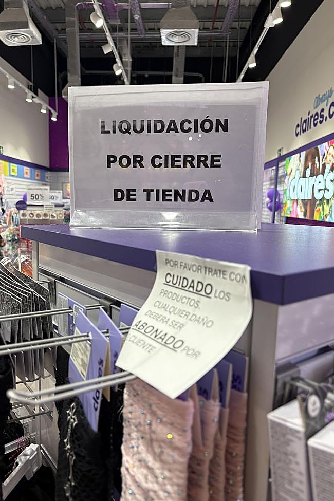 Una imagen del cartel que anuncia el cierre de la tienda en el local de Claire's de Gabera.