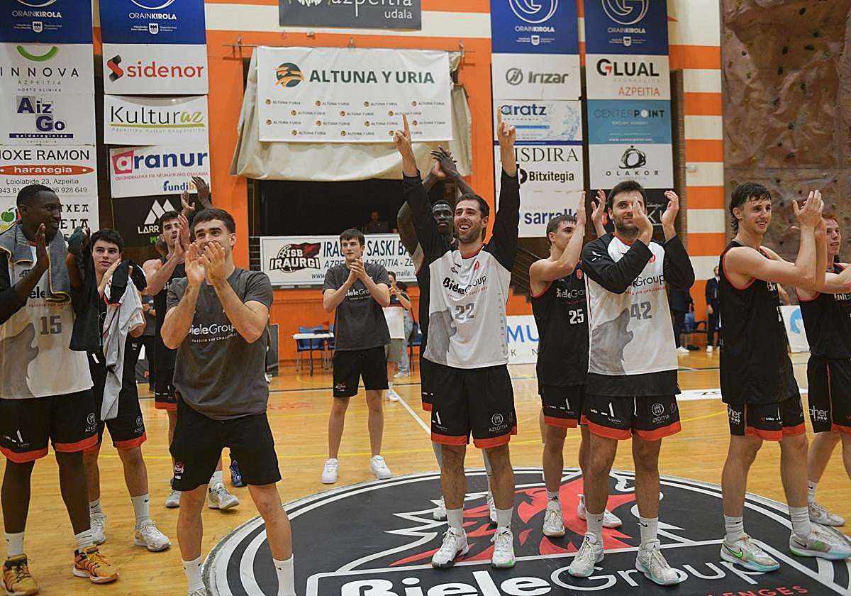 La plantilla del Biele ISB, exultante tras su triunfo.