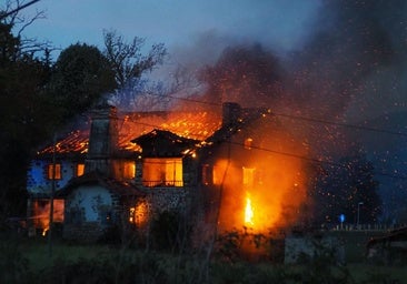 Un incendio devora un caserío en Zumaia