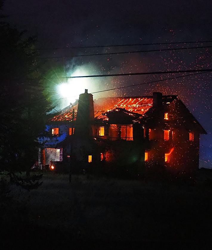 Imagen secundaria 2 - Un incendio devora un caserío en Zumaia