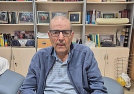 Antonio Dos Santos, enfermo con ELA de 69 años, durante una sesión de fisioterapia.