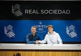 Erik Bretos y Carbonell certifican el acuerdo en Zubieta.