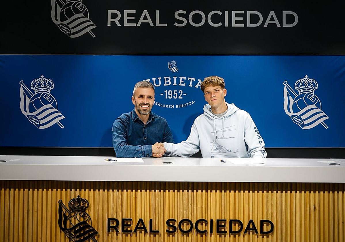 Erik Bretos y Carbonell certifican el acuerdo en Zubieta.