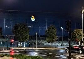 El escudo de la Real Sociedad iluminado este fin de semana en la fachada norte de Anoeta.