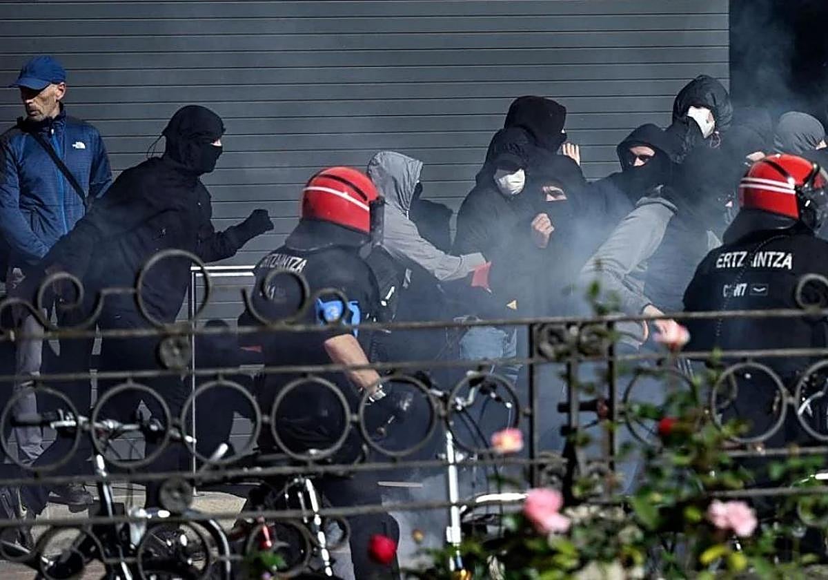 Zupiria asegura que el objetivo de los radicales en Vitoria «era la Ertzaintza, no la Falange»