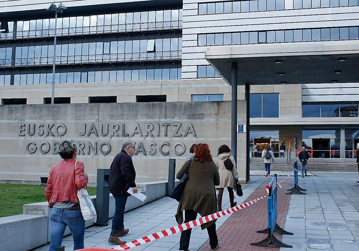 Los sindicatos exigen subir los salarios de los funcionarios más de lo que fije el Estado