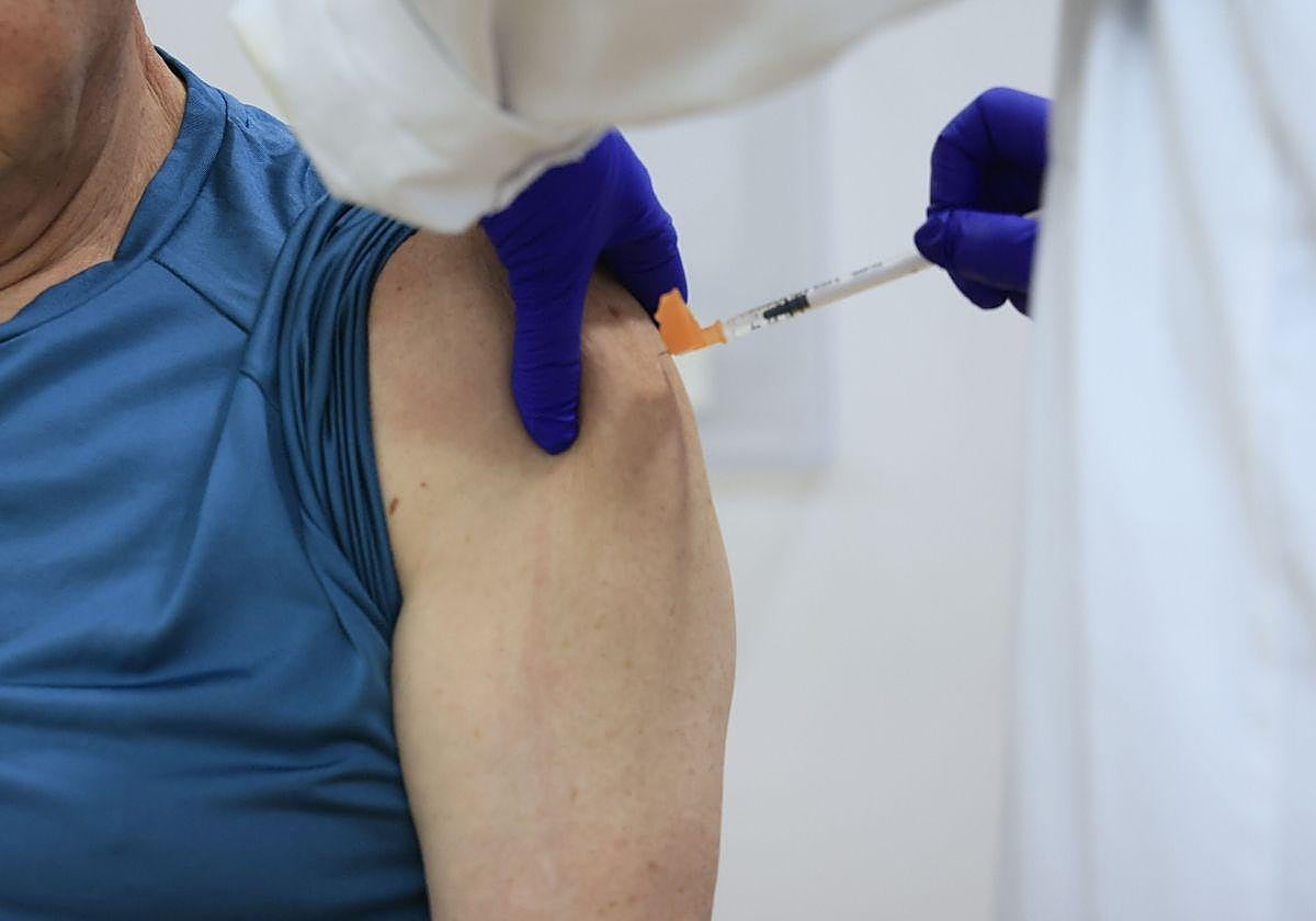 Vacunación contra la gripe en un centro de salud vasco.