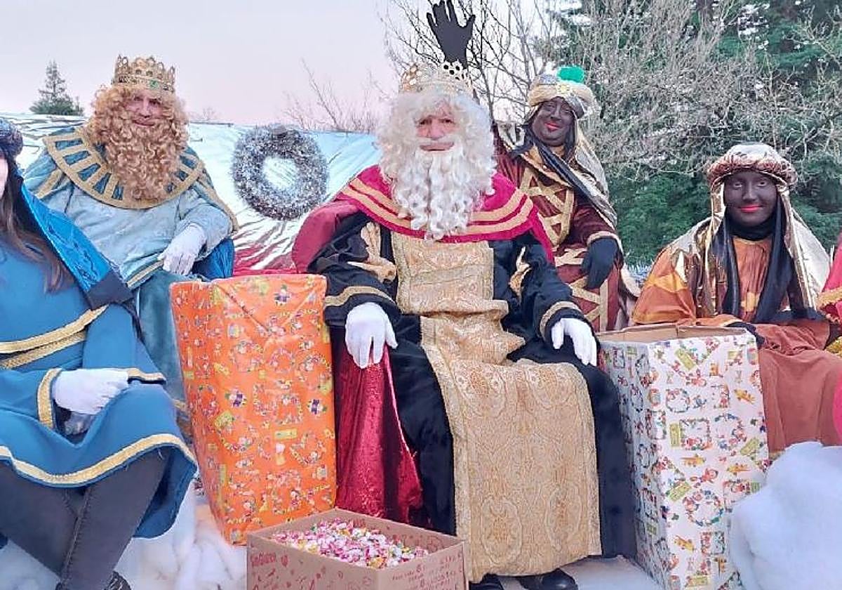 Los Magos de Oriente y algunos pajes sobre la carroza en la Cabalgata de Hernani que tuvo lugar en enero de 2023.