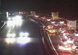 Mañana complicada en las carreteras con varios accidentes, entre ellos el de una moto con un herido