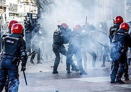 La Ertzaintza actúa contra una protesta por una concentración de la extrema derecha en Vitoria.