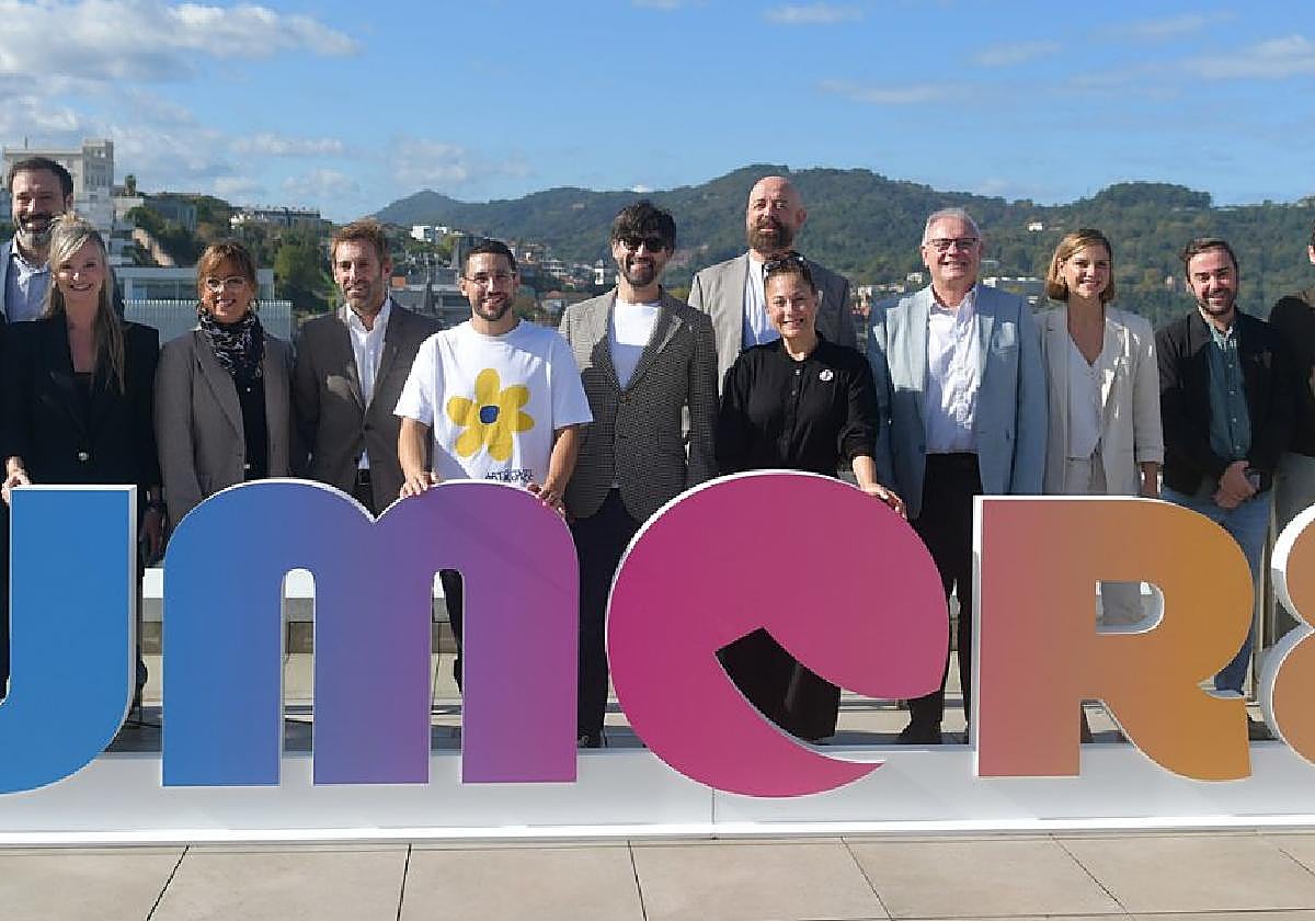 Conocidos cómicos, autoridades y representantes de El Diario Vasco, en la presentación del festival Umore.
