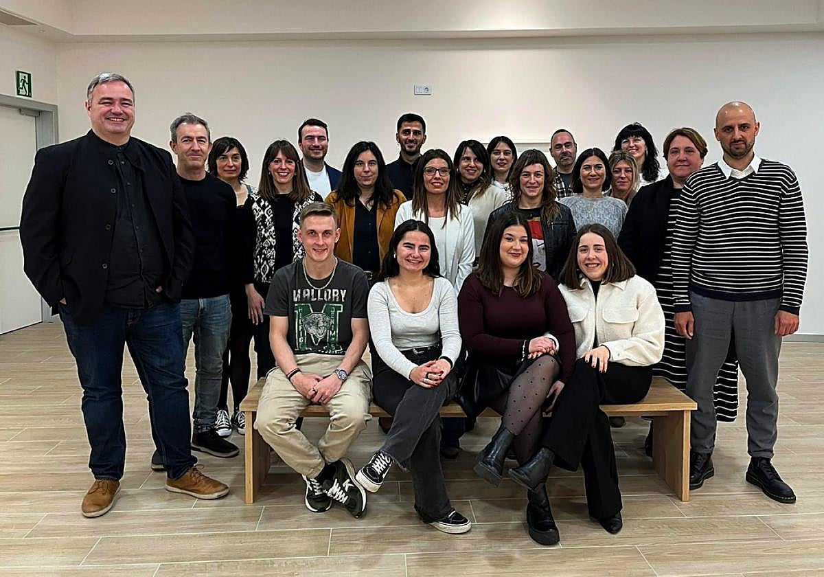 Jóvenes, profesionales y representantes de las entidades implicadas en el proyecto Zurrunbiloa durante la presentación que se llevó a cabo el 25 de febrero en la sala Ernest Lluch de Donostia.