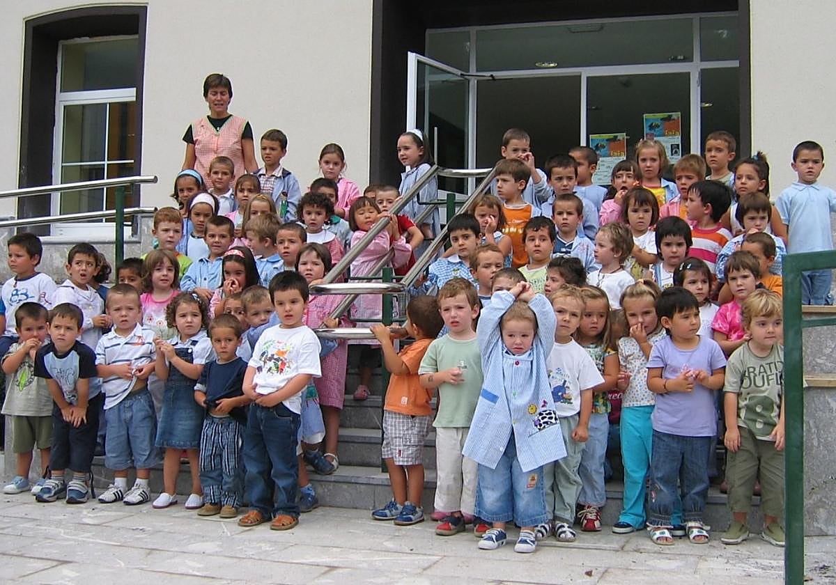 Bihar irekiko den argazki erakusketan 160tik gora erretrato egongo dira ikusgai ikastolan azken 20 urteotan bildutakoak.