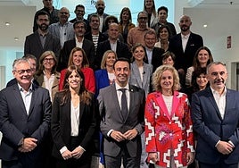 Autoridades del Gobierno Vasco y de los ayuntamientos, en Gasteiz.