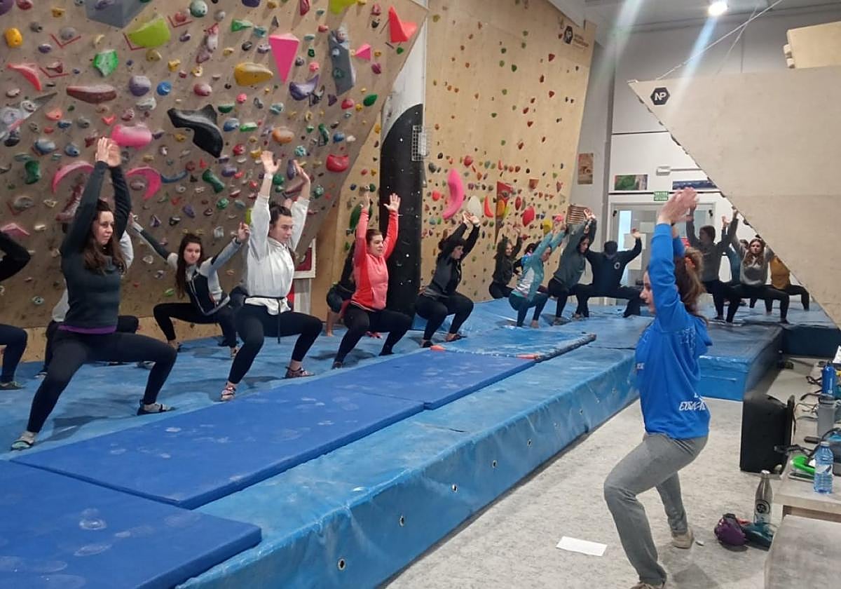 Encuentro de mujeres escaladoras de la mano de la sección del Pol Pol en el rocódromo.