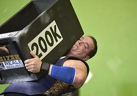 Inaxio Perurena, con la piedra de 200 kilos.