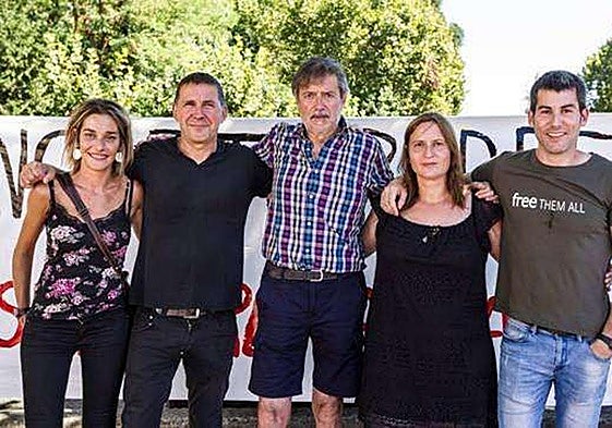 Miren Zabaleta, Arnaldo Otegi, Rafa Diez, Sonia Jacinto y Arkaitz Rodriguez.