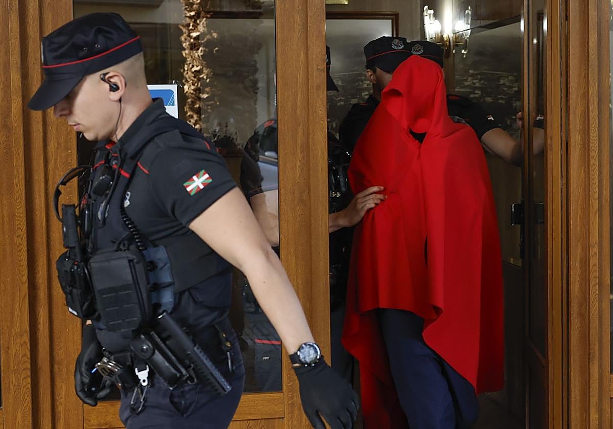 Agentes de la Ertzaintza, con el detenido por el asesinato de una mujer la semana pasada en Zarautz.