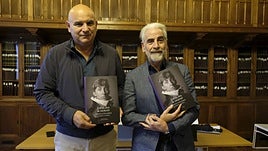 El fotógrafo y editor Joseba Urretabizkaia, y el escritor Álvaro Bermejo, con el libro.
