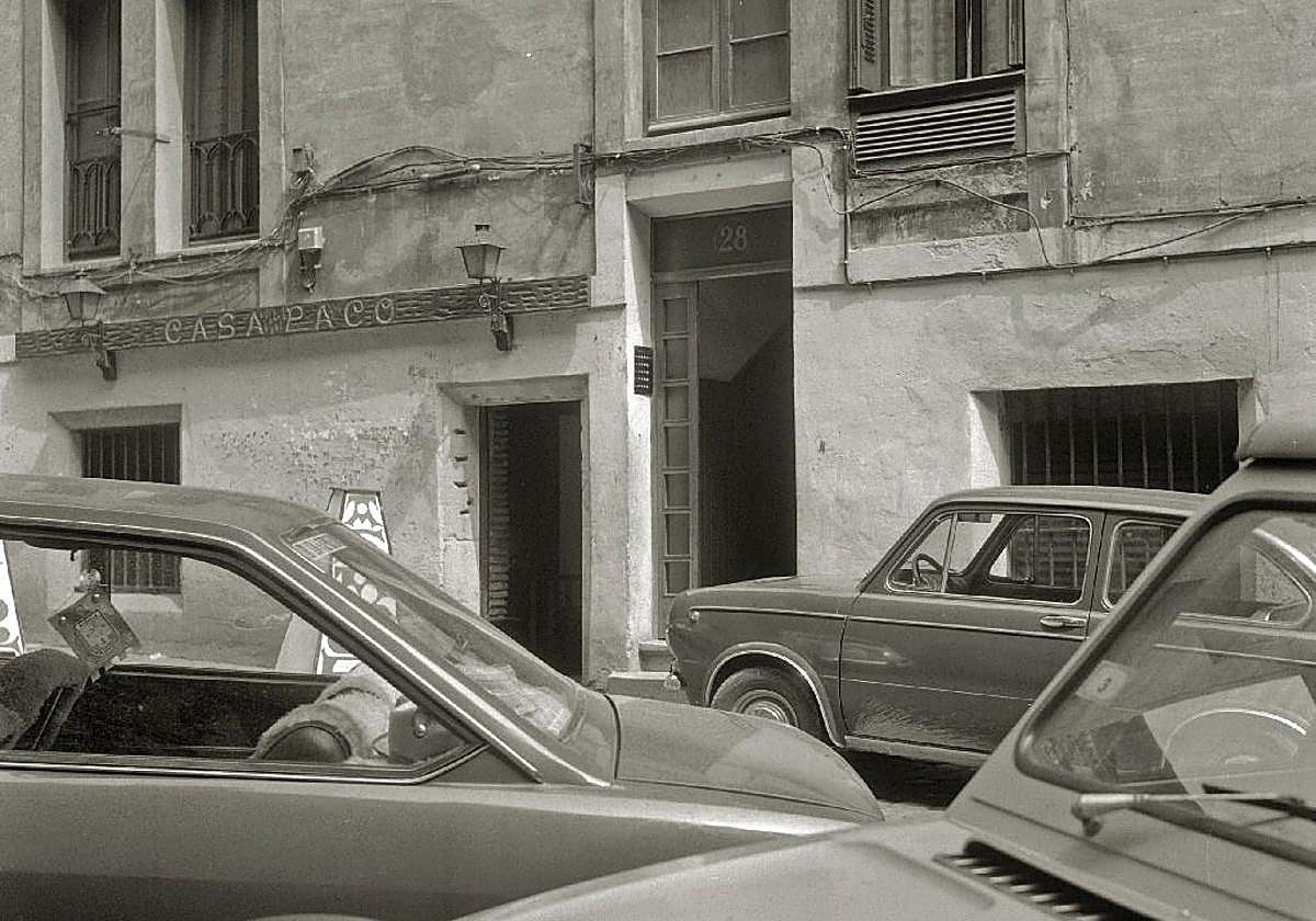 Coches aparcados en la plazuela de Don Álvaro del Valle Lertsundi.