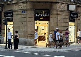 El nuevo espacio de Ibay Mobile se ubica en el número 27 de la calle Easo donostiarra, esquina con la calle San Martín.