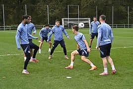 Barrenetxea y Aihen tratan de robar un balón durante el entrenamiento de este jueves en Zubieta
