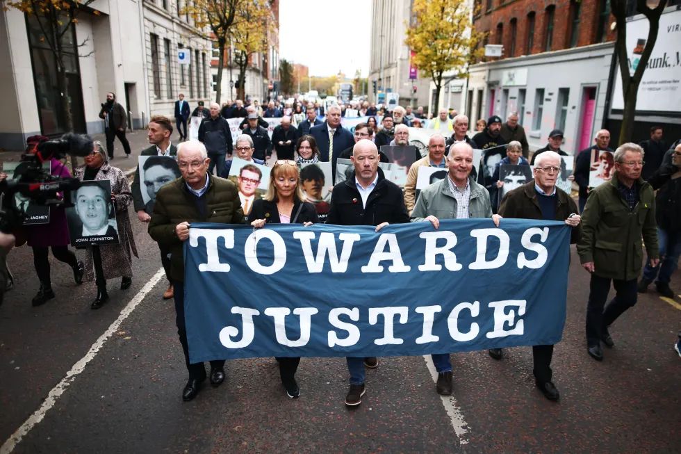 Familiares y defensores de las víctimas han protestado antes de cada día del juicio en Belfast.