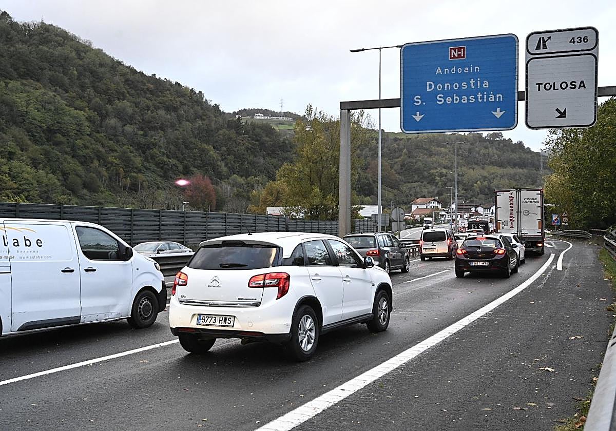 Vista de las retenciones por el accidente de Villabona en la N-I.