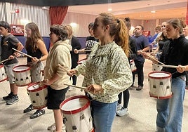 Concentración de las y los participantes en la tamborrada en uno de los últimos ensayos en Espaloia.