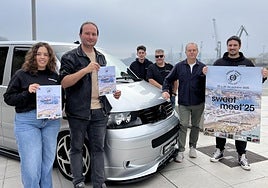 Los concejales Aitor Brion y Miguel Mari Torrea y los miembros de Sweetmeet, Joana Bulman, Jon Santamaría, Alberto Bulman y Egoitz Gómez.
