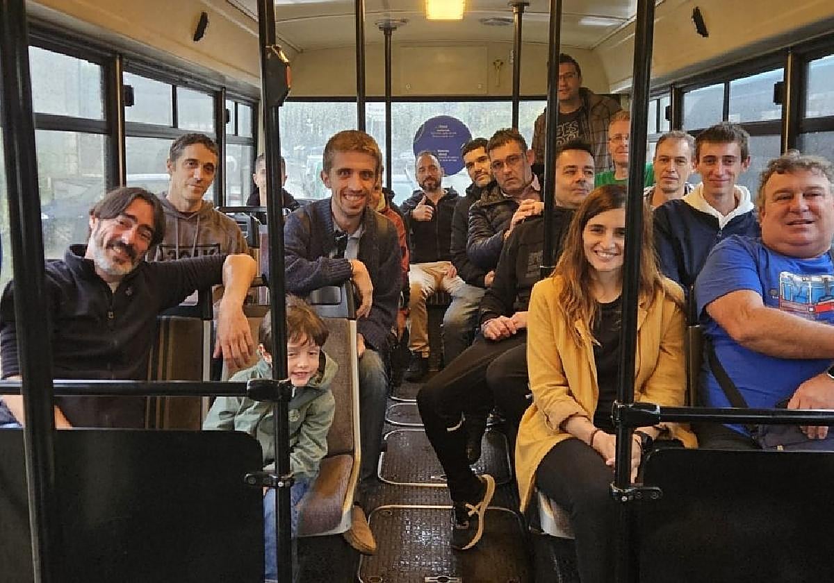Un grupo de socios de la entidad, en el autobús Mercedes del año 1989 antes de iniciar un paseo.