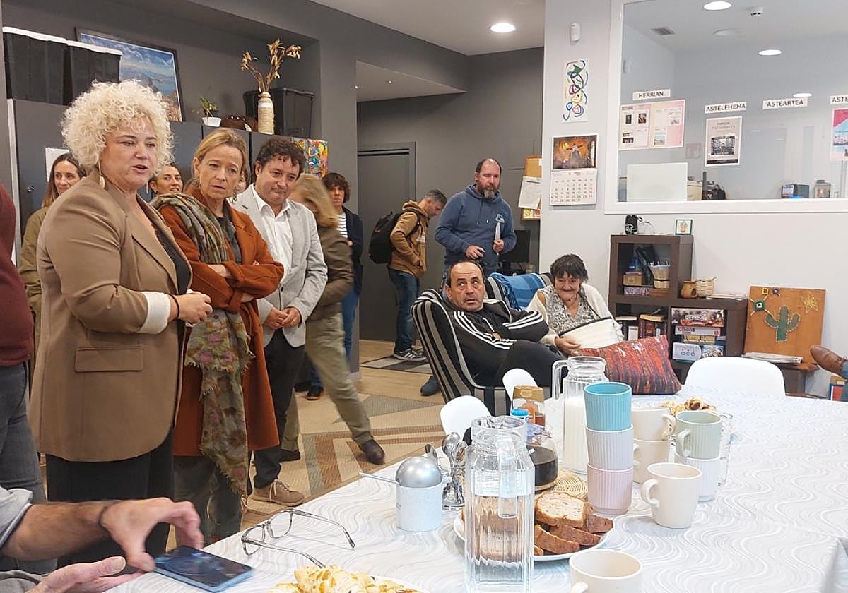 Maite Peña, Eider Mendoza y Xabier Txurruka junto a varios de los usuarios del programa.