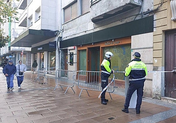 Agentes municipales colocan vallas frente al 23 del paseo de Colón.
