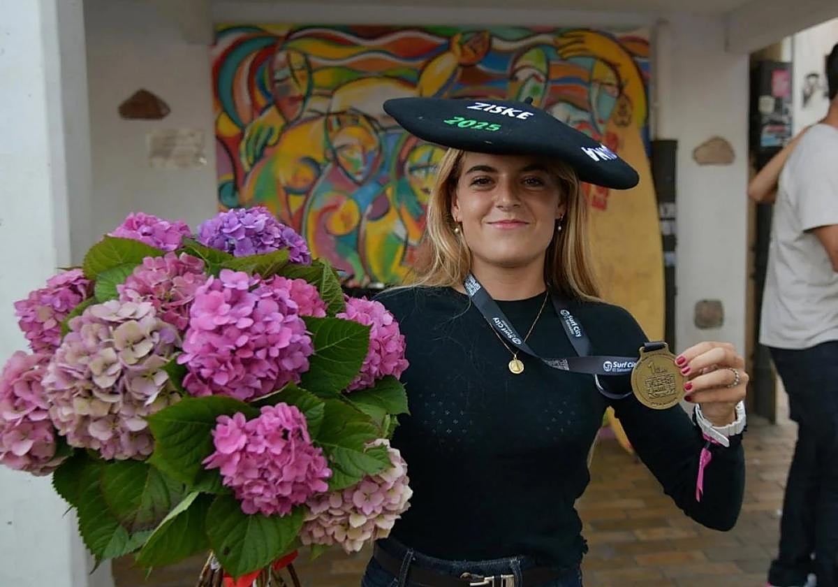 Janire González-Etxabarri en el homenaje que recibió en Zumaia tras lograr el título mundial.