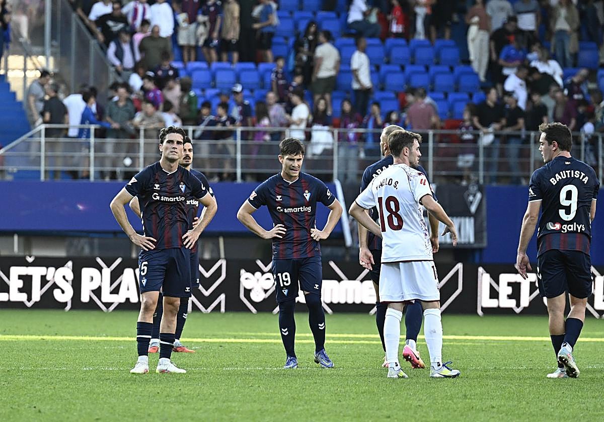 Los jugadores armeros, cabizbajos tras el empate ante el Castellón.