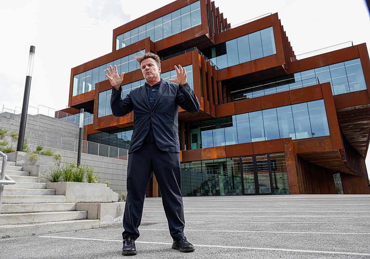 Bjarke Ingels, arquitecto danés autor del edificio, ante el nuevo GOe.