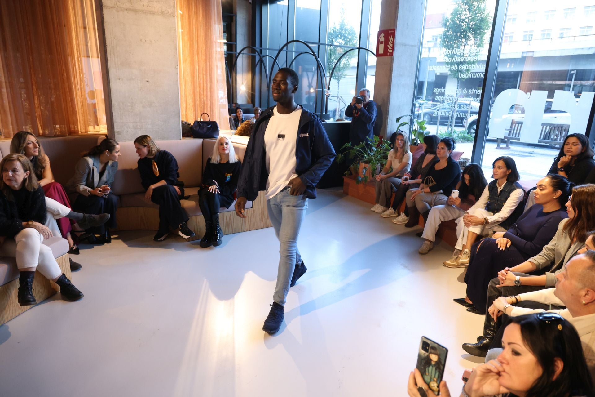 Una veintena de comercios y marcas donostiarras presenta sus propuestas en The Social Hub