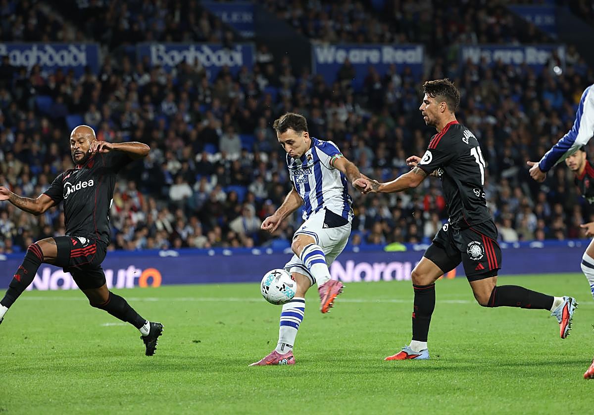 Oyarzabal golpea el balón en el 2-1.