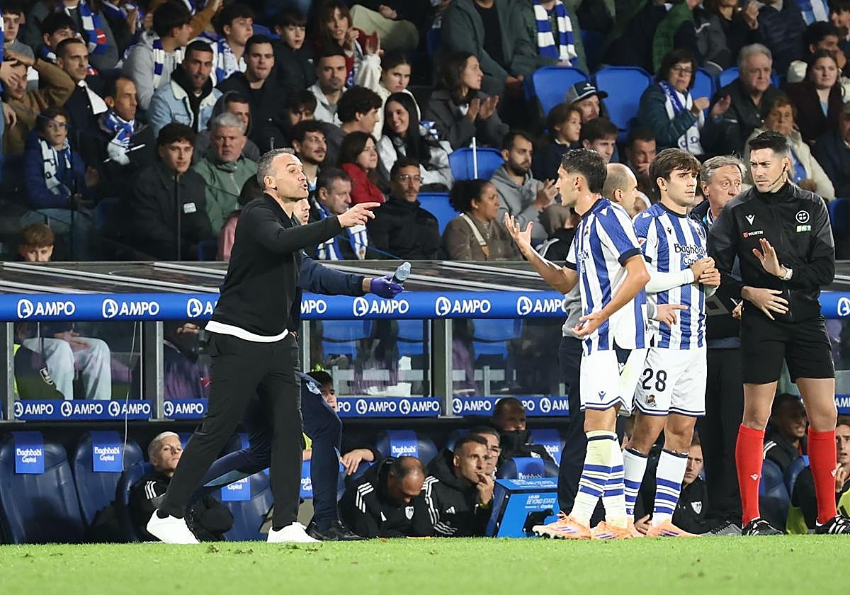 Sergio Francisco da órdenes durante el encuentro.